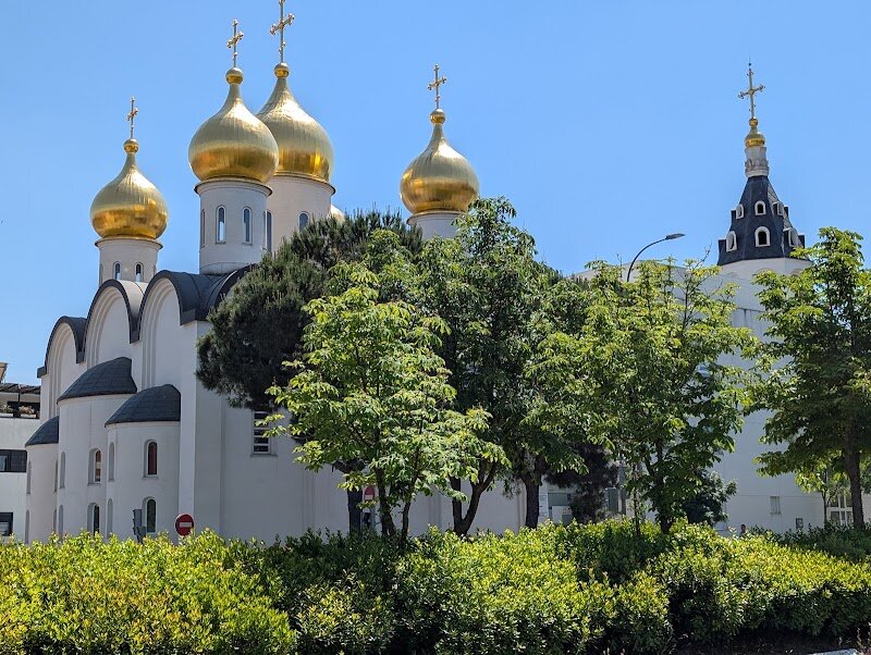 Catedral Ortodoxa Rusa de Santa María Magdalena - Tucked away in the heart of Madrid’s Hortaleza district, the Catedral Ortodoxa Rusa de Santa María Magdalena is a hidden gem that feels like a piece of Russia has been gently placed in Spain. With its striking red brick façade, seven shimmering onion domes, and golden crosses that catch the sunlight, this cathedral is impossible to miss. But it’s not just the architecture that captivates—every detail, from the hand-carved iconostasis to the resonant chimes of its Moscow-cast bells, tells a story of faith and tradition. The roots of this church stretch back to the 18th century, when Russian diplomats first brought Orthodox worship to Madrid. Today, the cathedral stands as a vibrant cultural bridge, blending centuries-old Russian artistry with Spanish influences. Families and curious travelers alike will be enchanted by the richly painted murals, the peaceful garden surroundings, and the chance to witness the unique beauty of Orthodox liturgy. Whether you’re drawn by history, art, or simply the desire to discover something new, Santa María Magdalena offers a warm and unforgettable experience for all.